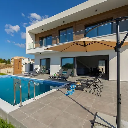 Georgio, Walking Distance To Coral Beach! *