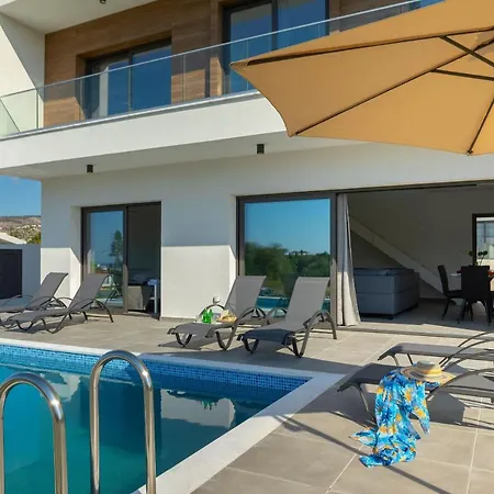 Georgio, Walking Distance To Coral Beach! 빌라
