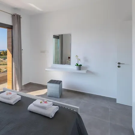Georgio, Walking Distance To Coral Beach! *
