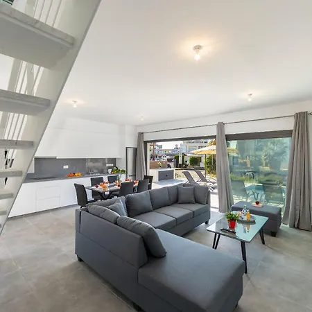 Georgio, Walking Distance To Coral Beach!