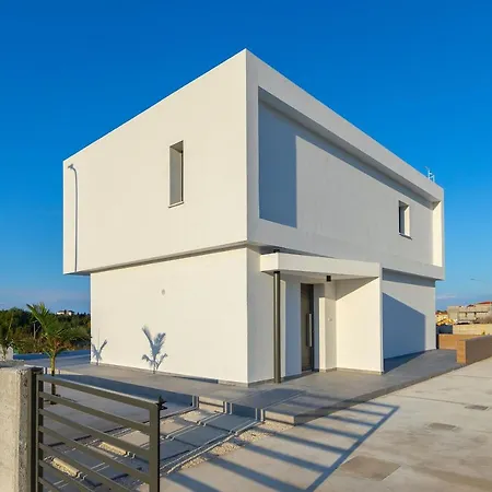Georgio, Walking Distance To Coral Beach! *
