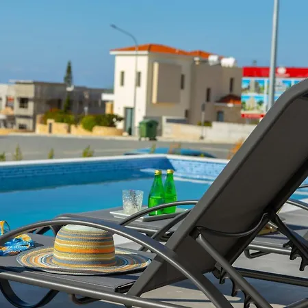 Villa Georgio, Walking Distance To Coral Beach!