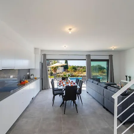 Georgio, Walking Distance To Coral Beach! Villa *