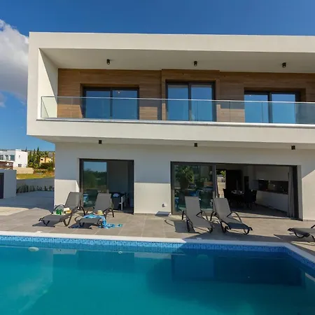 Villa Georgio, Walking Distance To Coral Beach! *