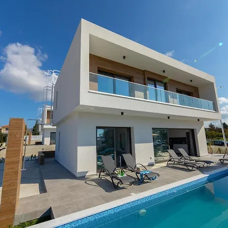 Georgio, Walking Distance To Coral Beach! Peyia