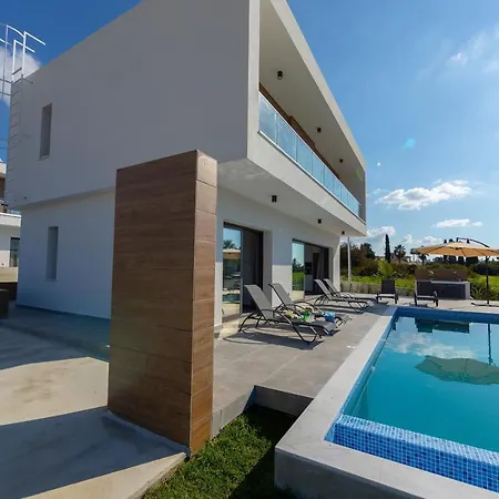 Villa Georgio, Walking Distance To Coral Beach! *