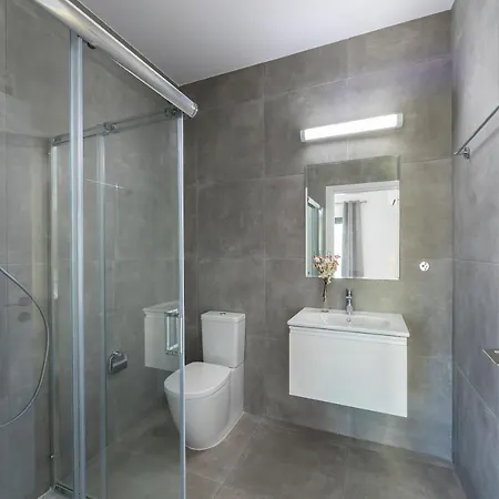 Georgio, Walking Distance To Coral Beach! Villa