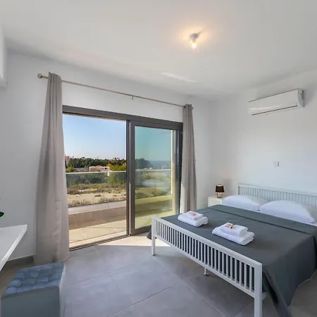 Villa Georgio, Walking Distance To Coral Beach! Peyia