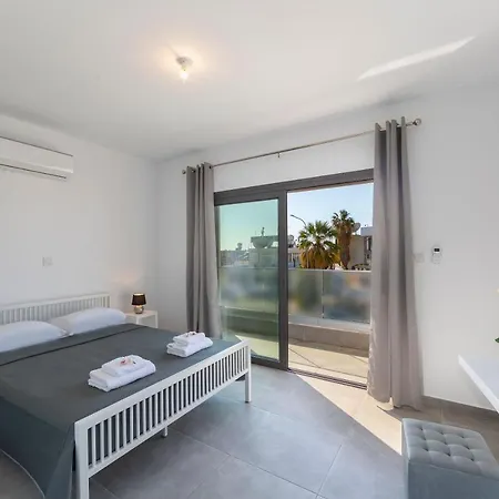 Georgio, Walking Distance To Coral Beach! Villa