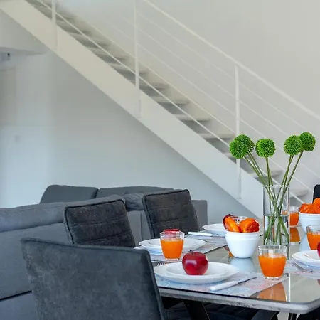 Georgio, Walking Distance To Coral Beach!
