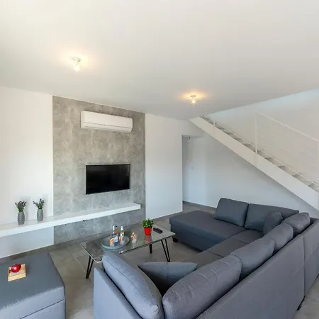Georgio, Walking Distance To Coral Beach! Villa Peyia