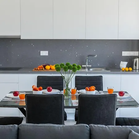 Georgio, Walking Distance To Coral Beach!