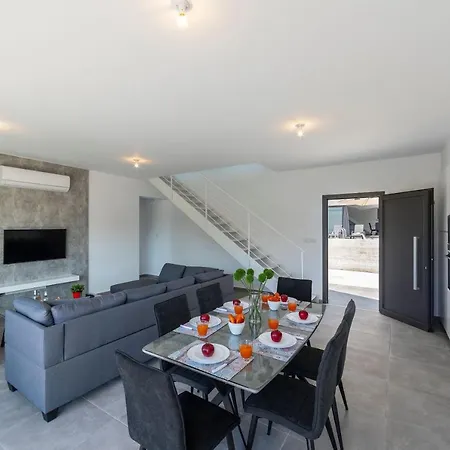 Georgio, Walking Distance To Coral Beach! Villa Peyia