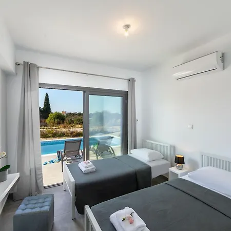 Villa Georgio, Walking Distance To Coral Beach!