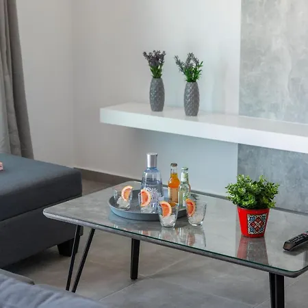 Georgio, Walking Distance To Coral Beach! Villa