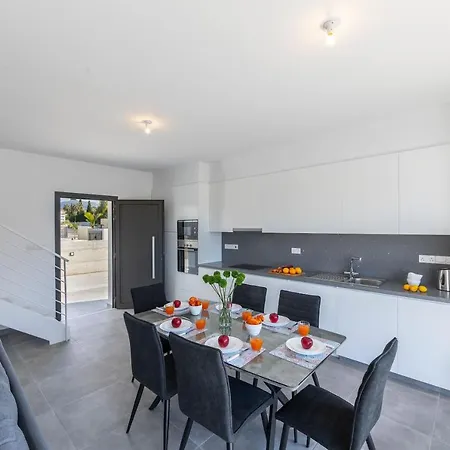 Georgio, Walking Distance To Coral Beach! * Peyia
