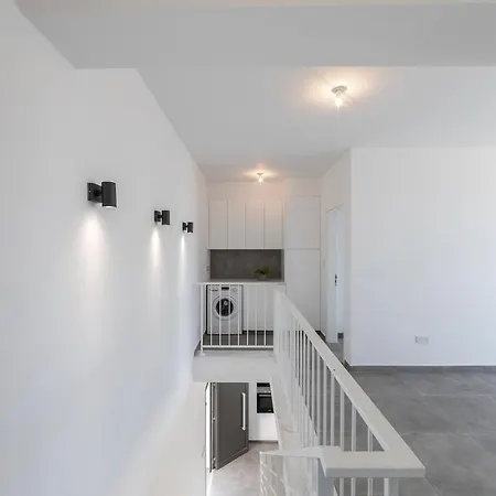 Georgio, Walking Distance To Coral Beach! Villa Peyia