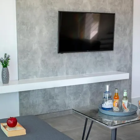 Georgio, Walking Distance To Coral Beach! *