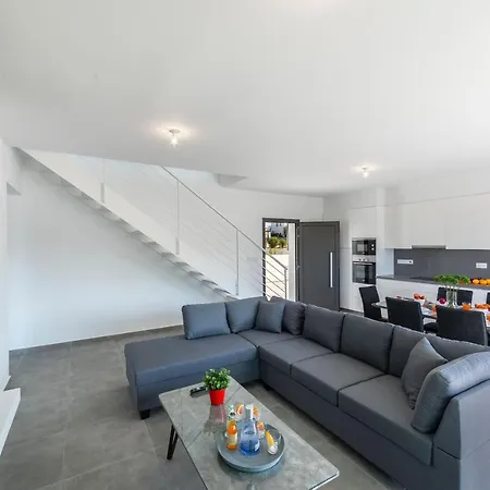 Villa Georgio, Walking Distance To Coral Beach!